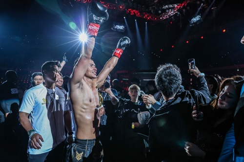 ซุปเปอร์บอน เอาชนะคะแนนเอกฉันท์ มาซาอากิ คว้าเข็มขัด ONE เฟเธอร์เวตที่ญี่ปุ่น